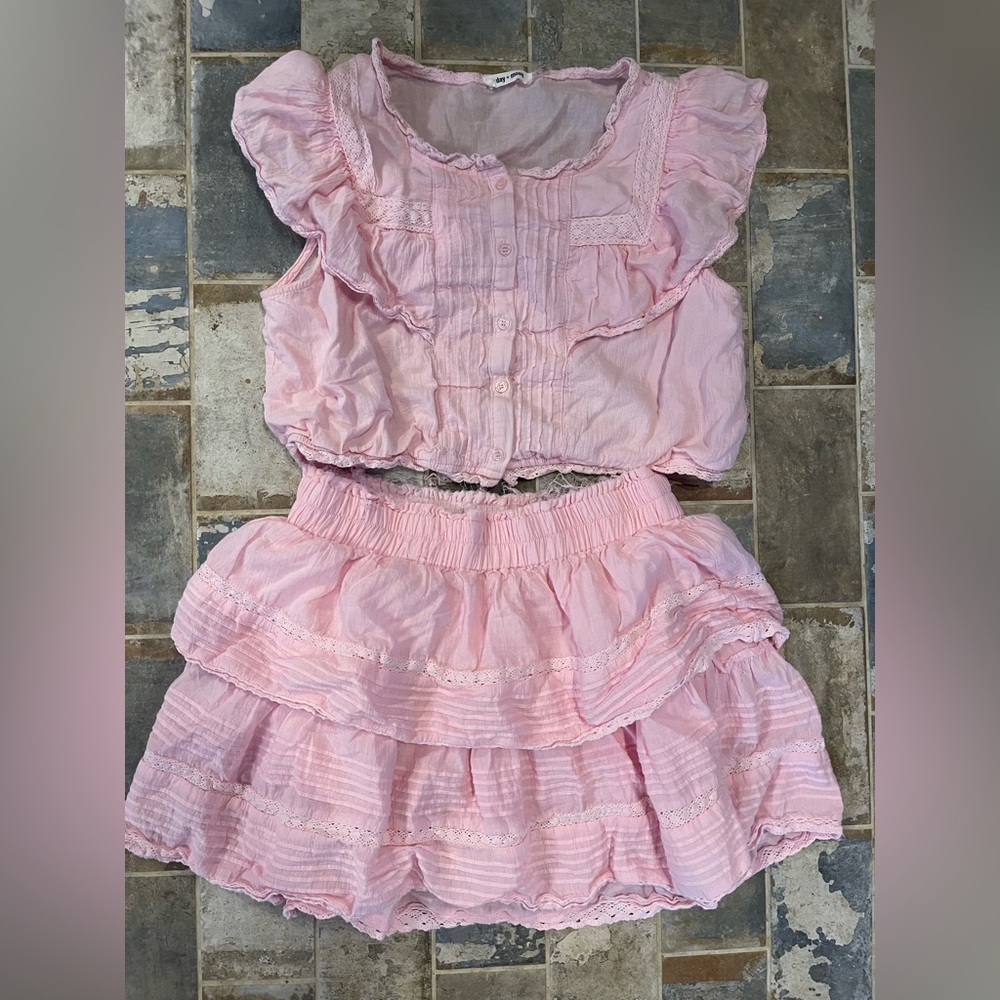 Chic Pink Ruffled Outfit